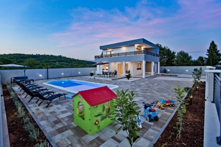 3 Bedrooms Villa
