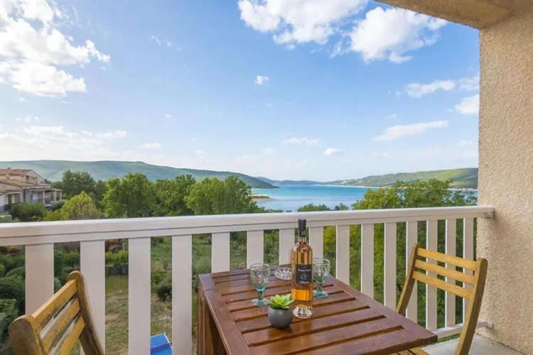 Standard Triple room with lake view