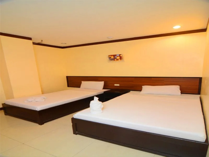Avenue 5 Hotel