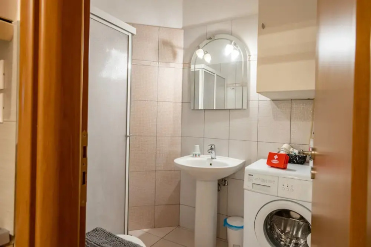 Flat in central location with pr parking