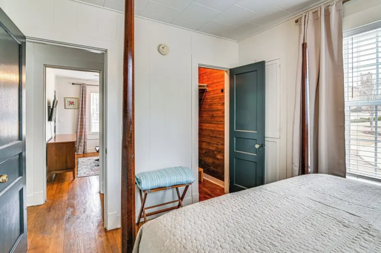 Charming Abode ~ 2 Mi to Mississippi State Campus!