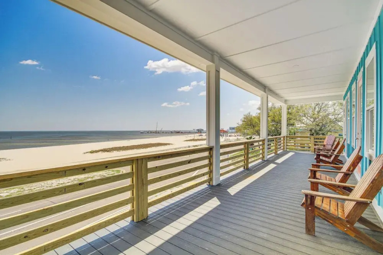 Long Beach Home w/ Views & On-site Beach Access!