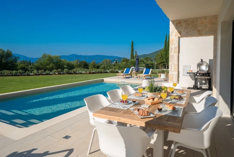3 Bedrooms Luxury Villa