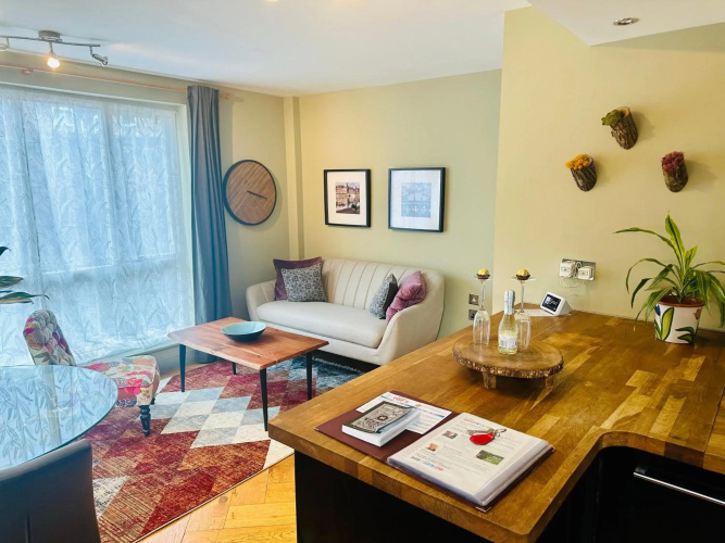 Easy Walk City Centre Flat with Free Parking