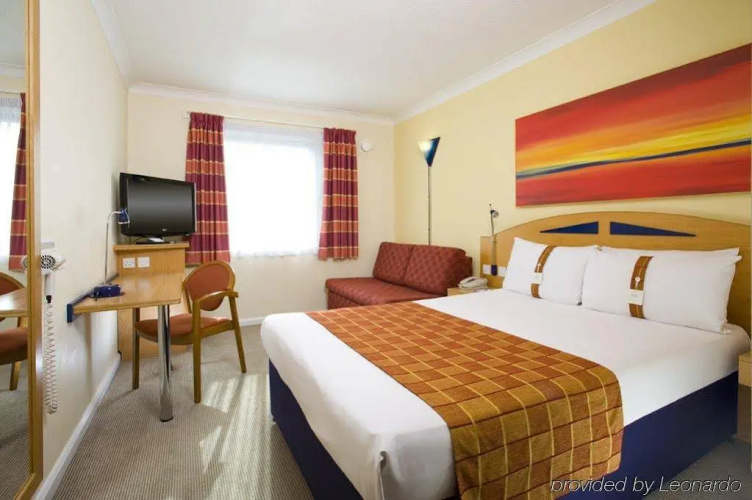 Holiday Inn Express London - Luton Airport photo 13