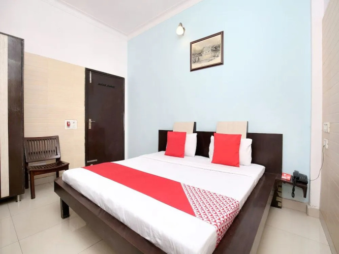 OYO 16441 Hotel Gurjeet