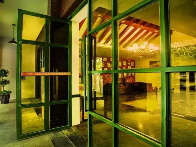 Binjiang Yizhan Hotel