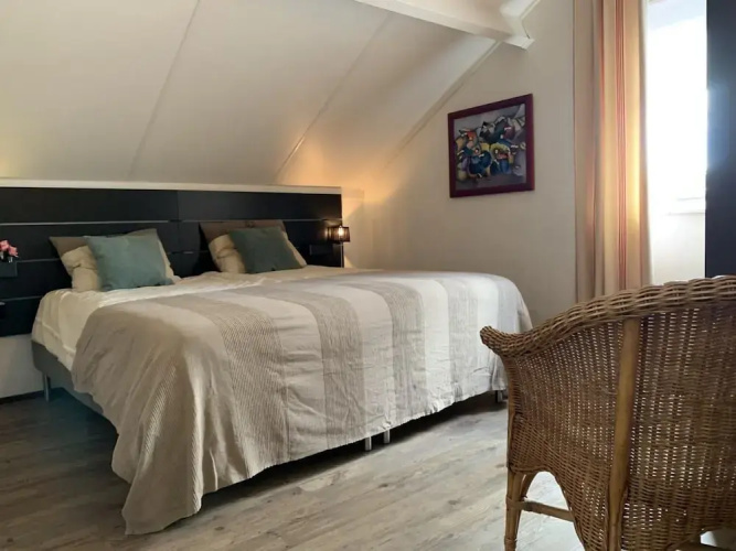 Spacious Bungalow Near Water
