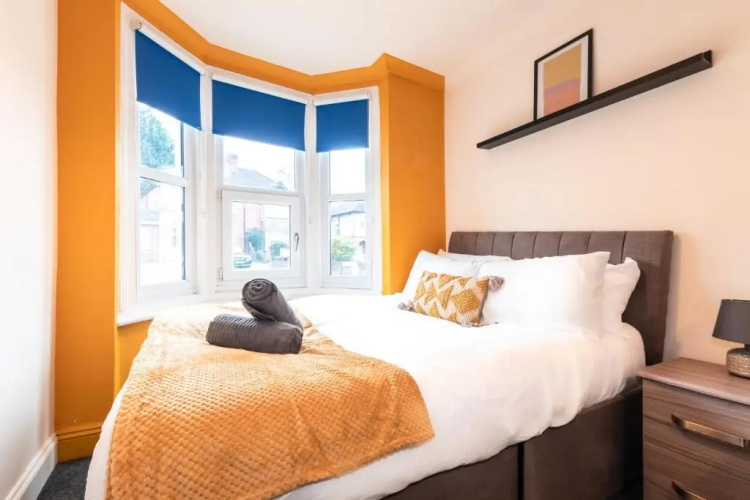 6 bed Residential home with Parking
