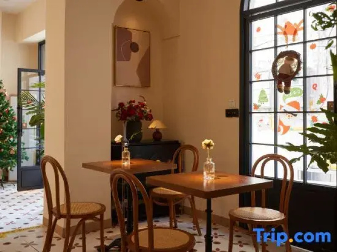 Salut Café Homestay