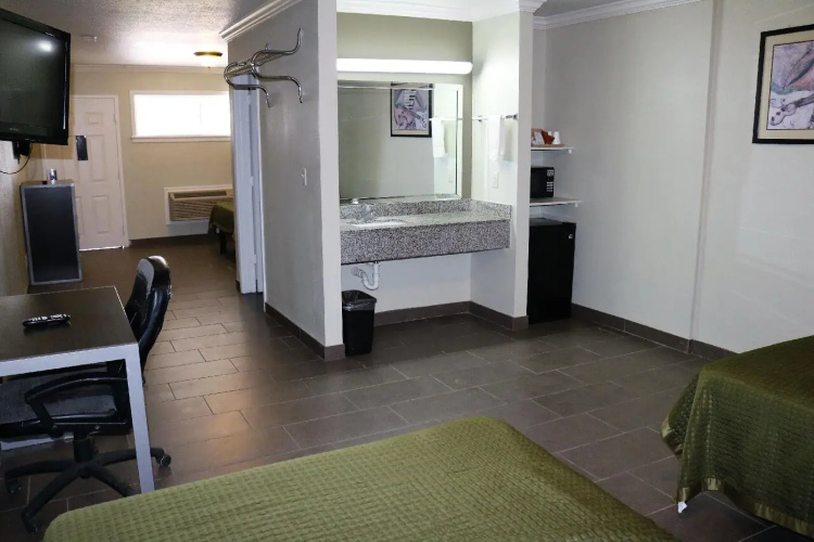 Deluxe Inn Motel