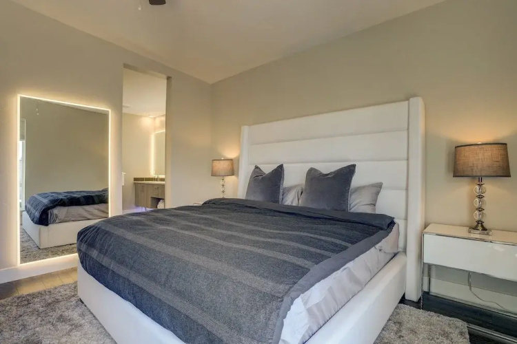 Ruby Peak   *30 Day Minimum 4 Bedroom Home by RedAwning
