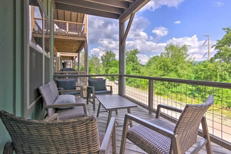 3 Bedrooms Cottage with balcony