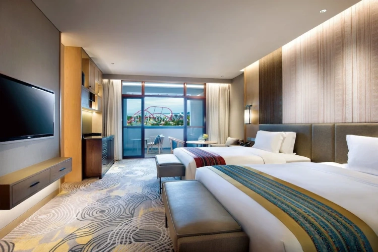 Standard Twin Club room with balcony
