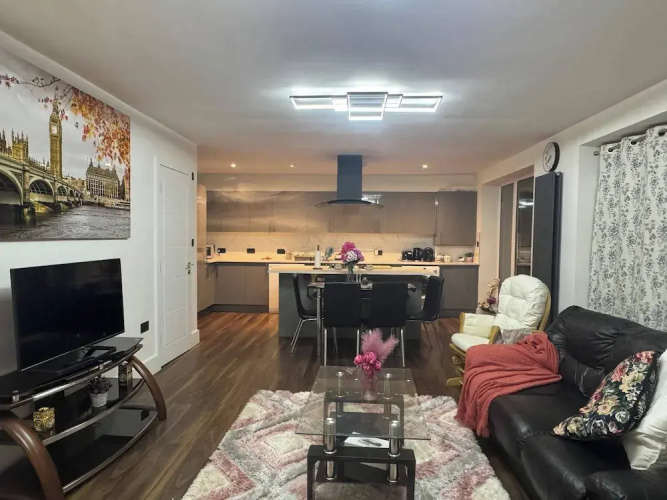 Contemporary 2 bed House With Parking