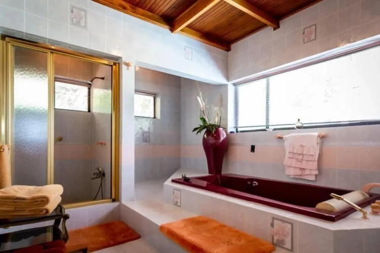 5 Bedrooms Luxury Cottage beachfront
