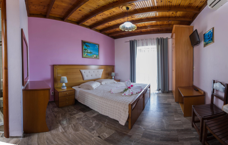 Makis Studios And Apartments