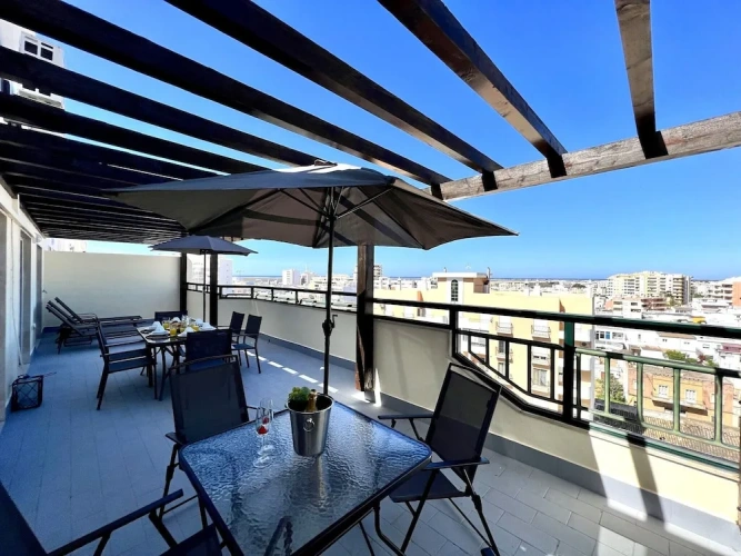 4 Bedrooms Apartment