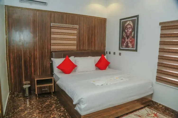 Clifford Apartment