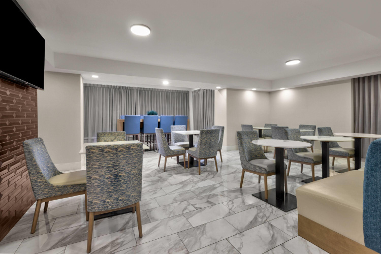 La Quinta Inn & Suites Dallas I-35 photo 18