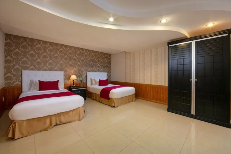 2 Bedrooms Standard Family room with garden view