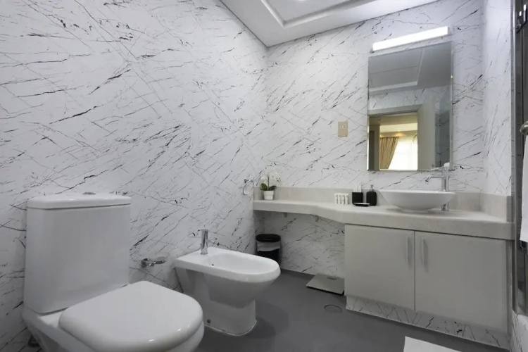 Luxe 1BR w Palm Skyline View Easy Mall Access