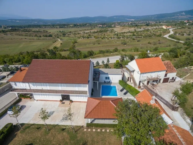 5 Bedrooms Cottage