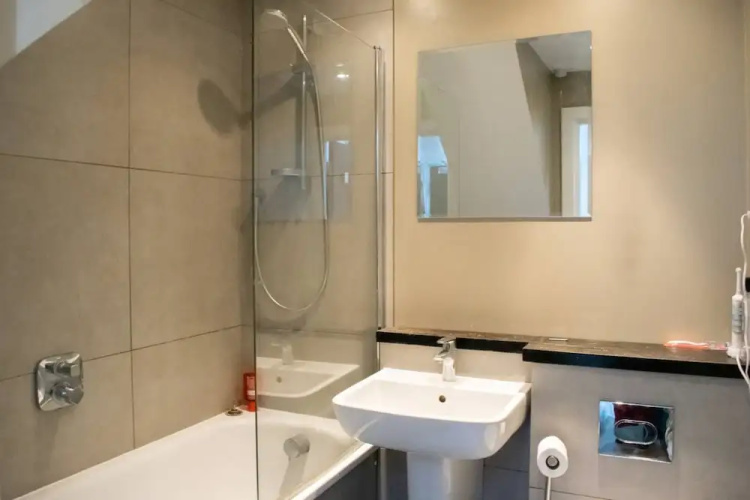 Modern 1 Bed 2-storey Flat in Clapton