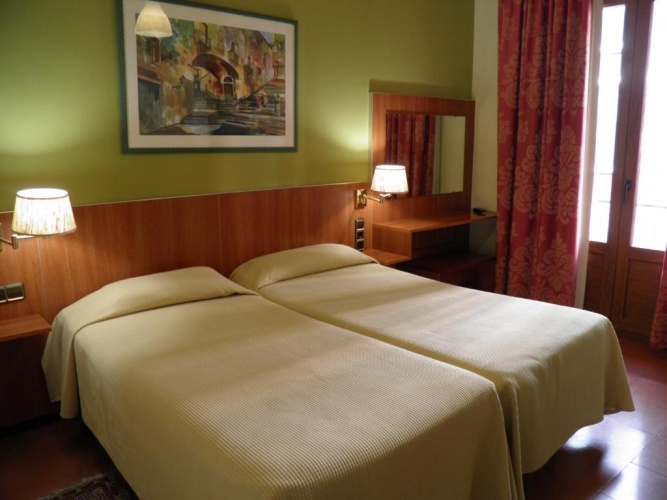 Standard Triple room