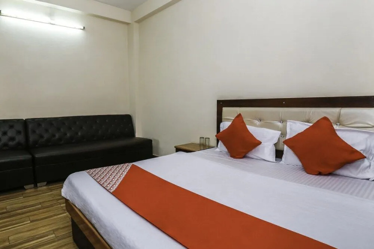 OYO 27825 Hotel Royal