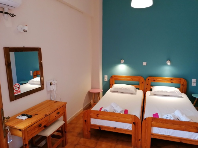 Standard Twin room with street view