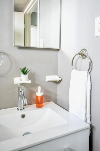 2BR Apt w King Bed and Netflix- Prime Location