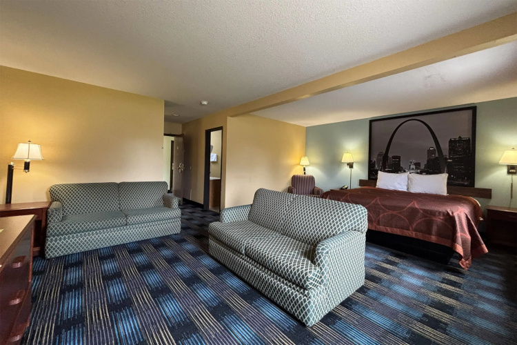 Super 8 by Wyndham Staunton