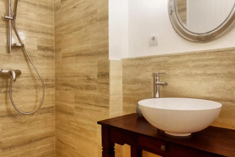 4BR , 3BHR with AC at the OPERA
