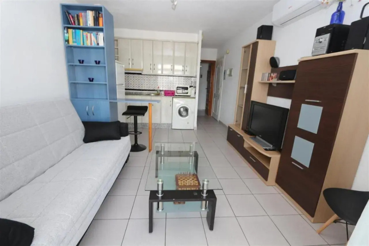 Apartment overlooking to the pool 2450