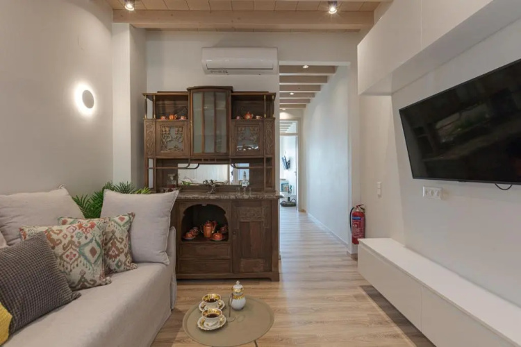 V77 Seafront Suites