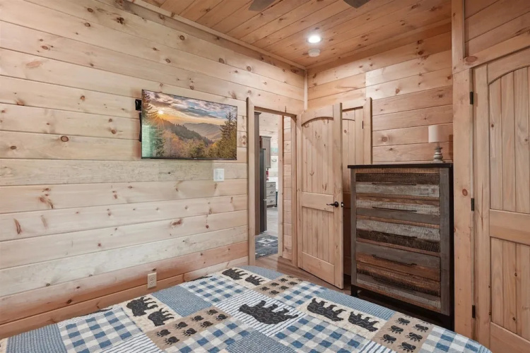 Bear View Retreat 2 Bedroom Cabin by RedAwning
