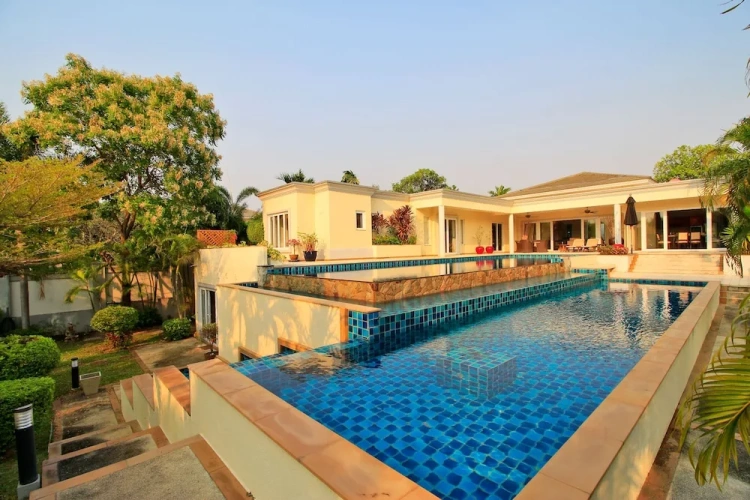 4 Bedrooms Villa