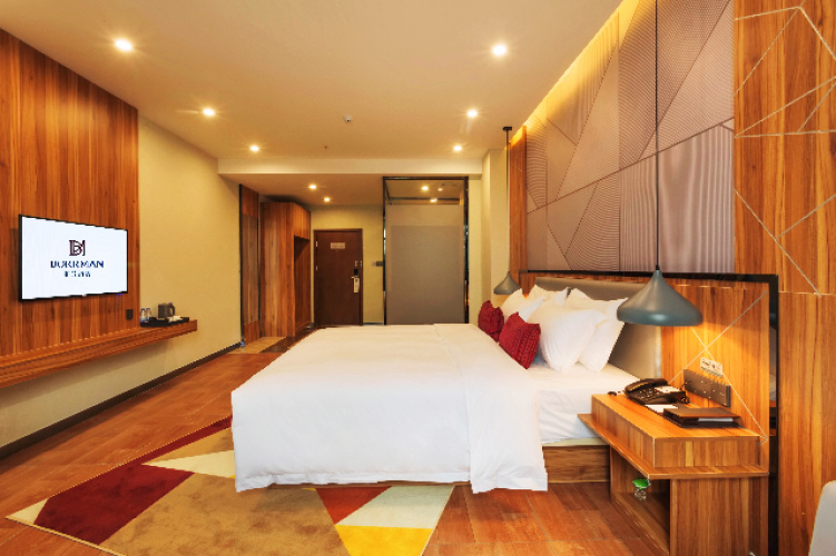 Standard Twin room with street view