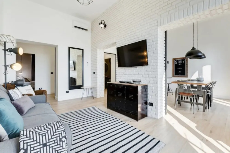 Large & Stylish 3 bed Flat in Excellent Location