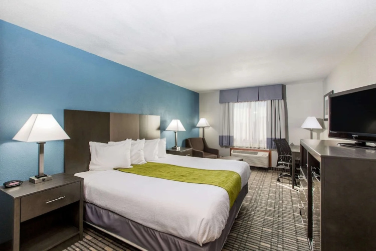 Baymont Inn & Suites Pella