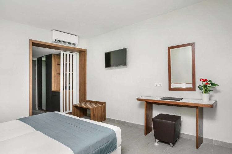 Iris Hotel