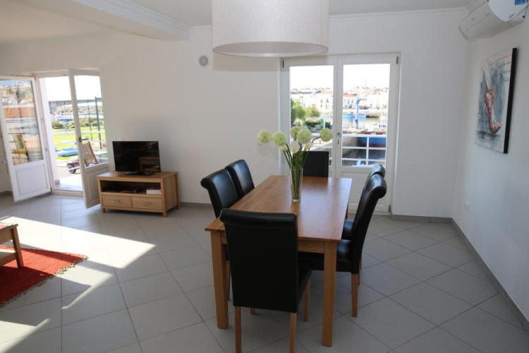 3 Bedrooms Apartment