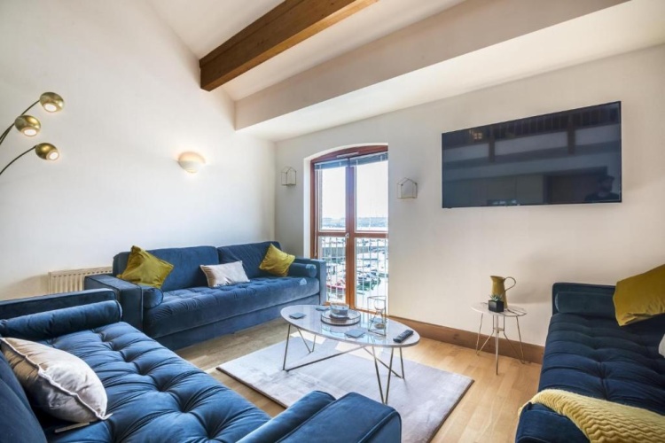 3 Bedrooms Apartment
