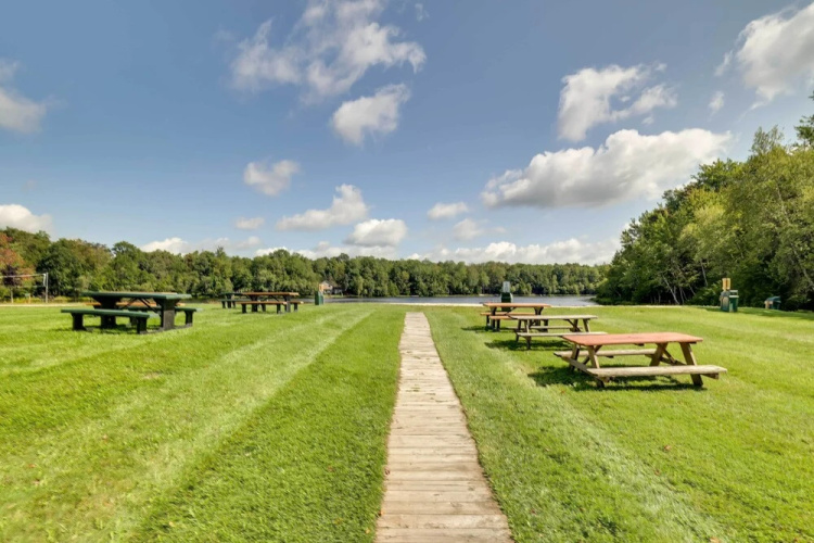 Fire Pit, Games & Outdoor Fun! Poconos Retreat