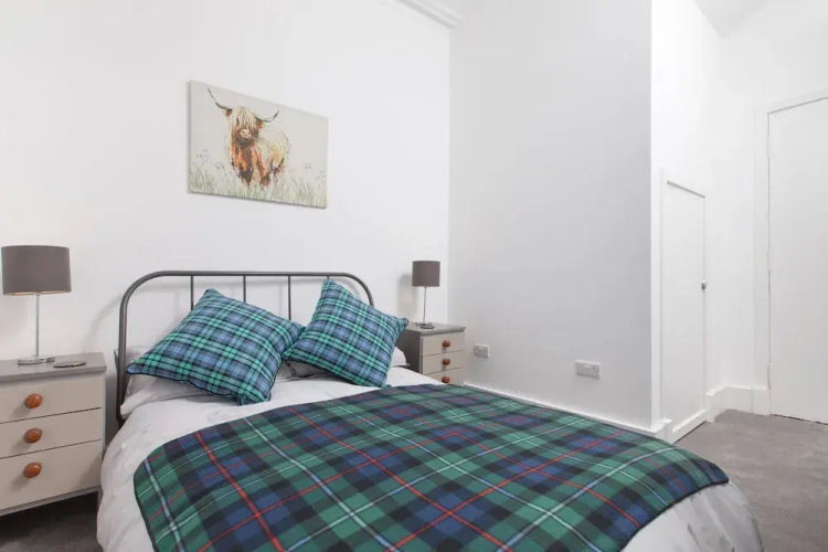 Comfortable 3 Bedroom Top Floor Flat in Old Town
