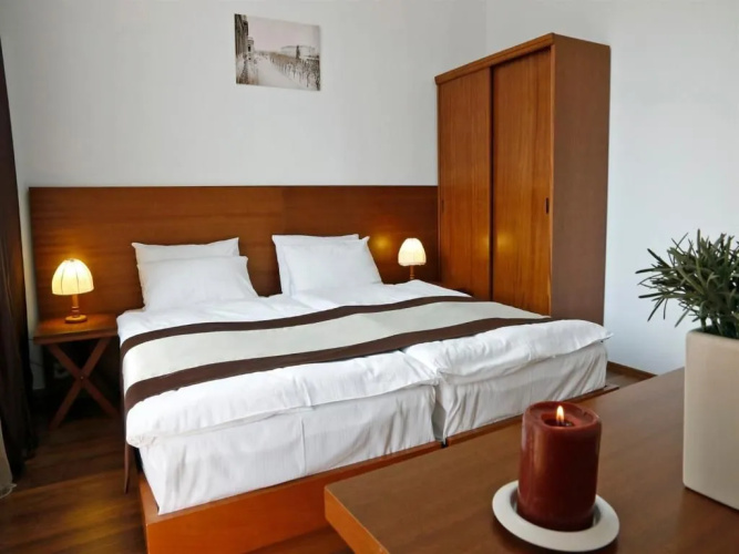 Club-2100 Hotel