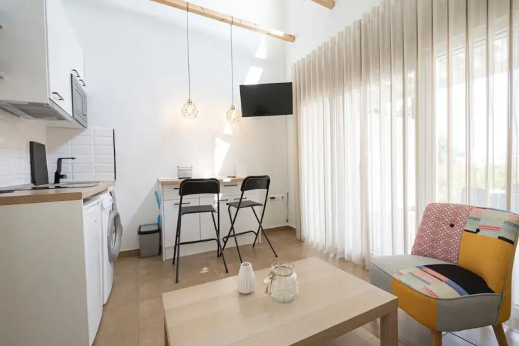 Topos Maisonette Left by Rentalspro