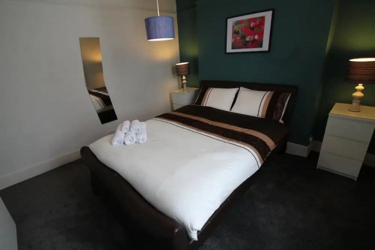 Kensington 3 Bed 2 Bath Apartment