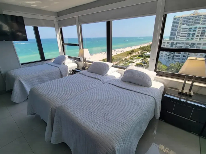 Alexander 1401 3 Bedroom Apts by RedAwning